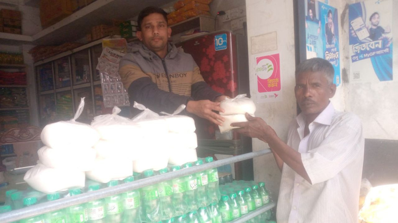 রমজানে কেনা দামে চিনি বিক্রি করছেন সারিয়াকান্দির হানিফ